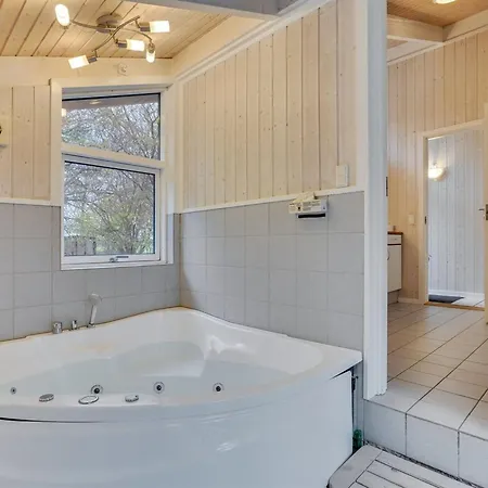 Semesterbostad Rik - 350m From The Sea By Interhome